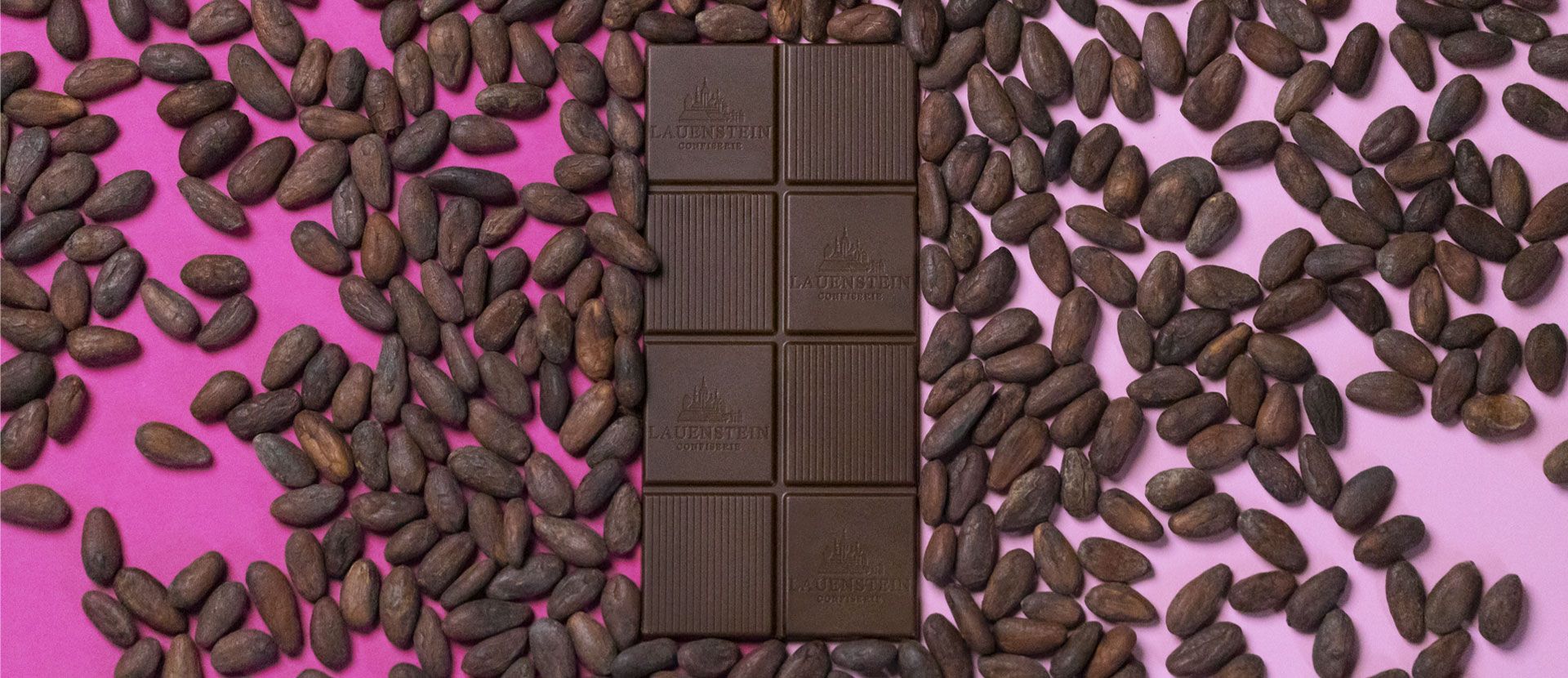 Lauensteiner Tafelschokolade umringt von Kakaobohnen