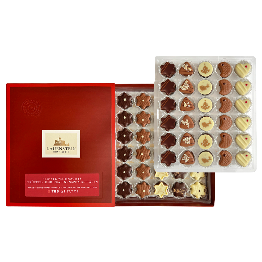 Geöffnete rote Lauensteiner Geschenkbox mit 60 handgemachten, weihnachtlichen Pralinen und Trüffeln auf zwei Lagen