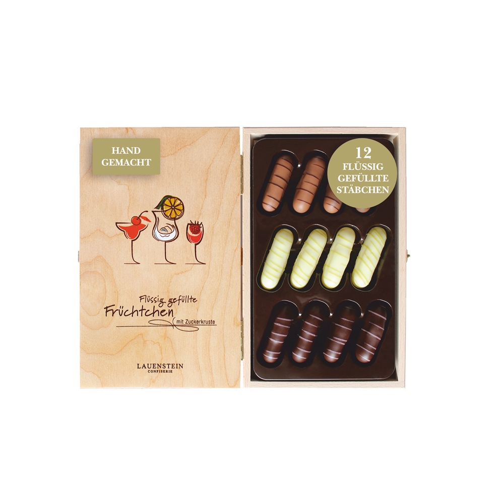 Geöffnetes Lauensteiner Holzkästchen mit Cocktail-Grafik und 12 flüssig gefüllten Schokoladenstäbchen
