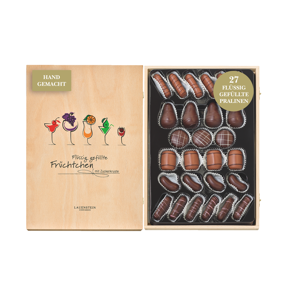 Geöffnetes Lauensteiner Holzkästchen mit Cocktail-Grafiken und 27 Alkohol-Pralinen in fünf Formen