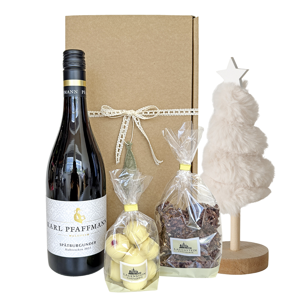 Flasche Karl Pfaffmann Spätburgunder, Lauensteiner Rotwein-Trüffel, Vollmilch-Mandelsplitter und Deko-Plüschbaum vor Geschenkbox