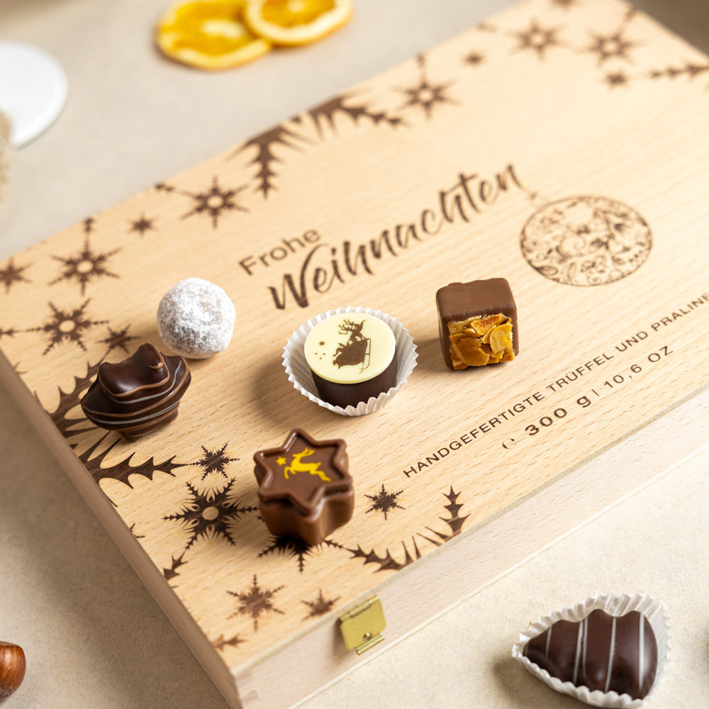 Geschlossenes Schatzkästchen mit ausgewählten Pralinen auf dem Deckel