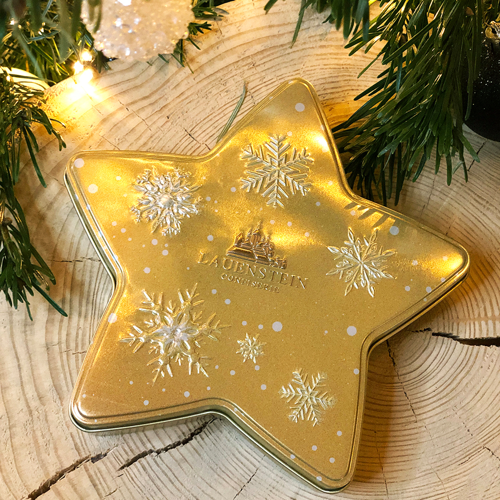 geschlossene Dose auf einer Holzscheibe unter einem Weihnachtsbaum
