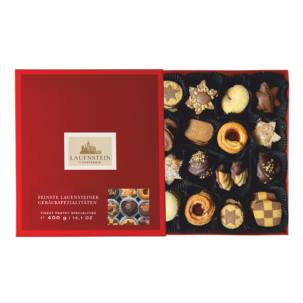 Rote, geöffnete Verpackung von Lauenstein Confiserie mit feinsten Gebäckspezialitäten