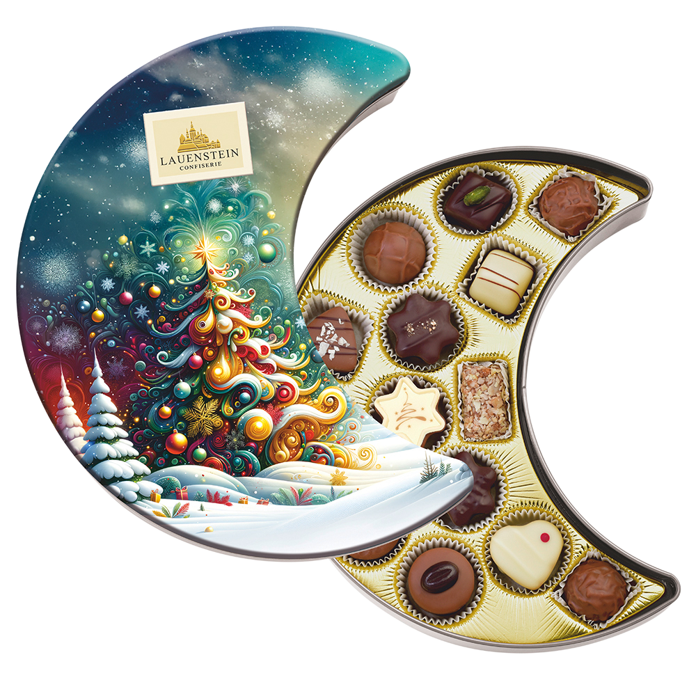geöffnete Lauenstein Metalldose in Mondform mit buntem, winterlichem Tannenbaum-Design und 14 edlen Pralinen im goldenen Inlay
