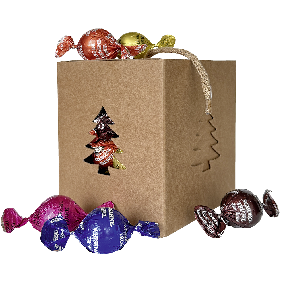 Braune Geschenkbox mit Tannenbaum-Ausstanzung, Kordelgriff und bunt verpackten Lauensteiner Gourmatkugeln