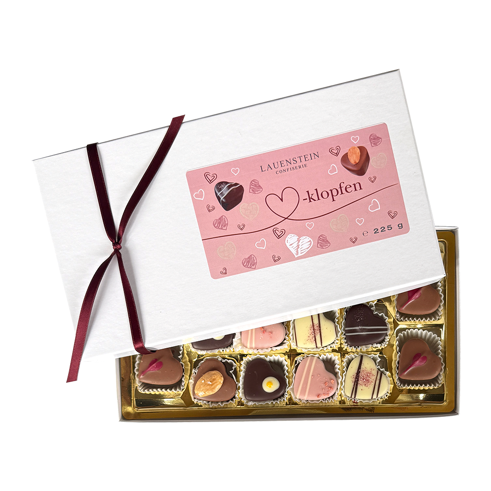 67302Geöffnete weiße Lauenstein Pralinenpackung Herzklopfen mit 16 herzförmigen Pralinen