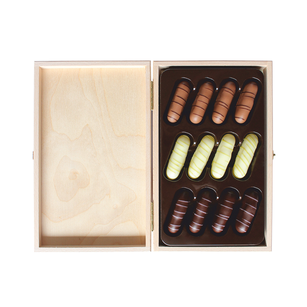 Geöffnetes Lauensteiner Holzkästchen mit 12 Schokoladenstäbchen in drei Varianten in einer schwarzen Pralineneinlage