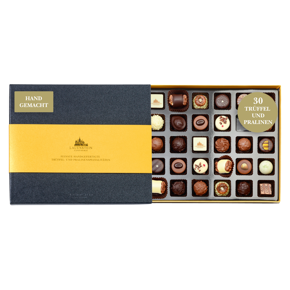 Geöffnete schiefergraue Lauensteiner Pralinenschachtel mit goldener Banderole und 30 handgefertigten Pralinen