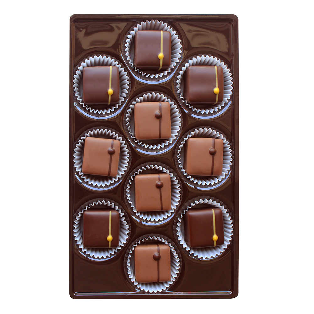 Schwarze Pralineneinlage bestückt mit zwei Sorten Pralinen