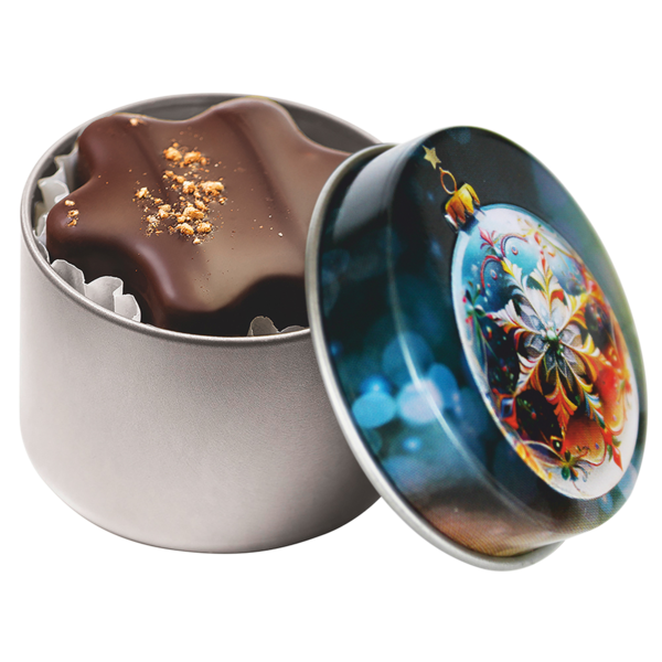 Geöffnete Weihnachtsdose mit buntem Kugel-Design und einer dunklen Schokoladenpraline in Sternform
