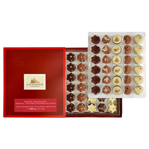 Geöffnete rote Lauensteiner Geschenkbox mit 60 handgemachten, weihnachtlichen Pralinen und Trüffeln auf zwei Lagen