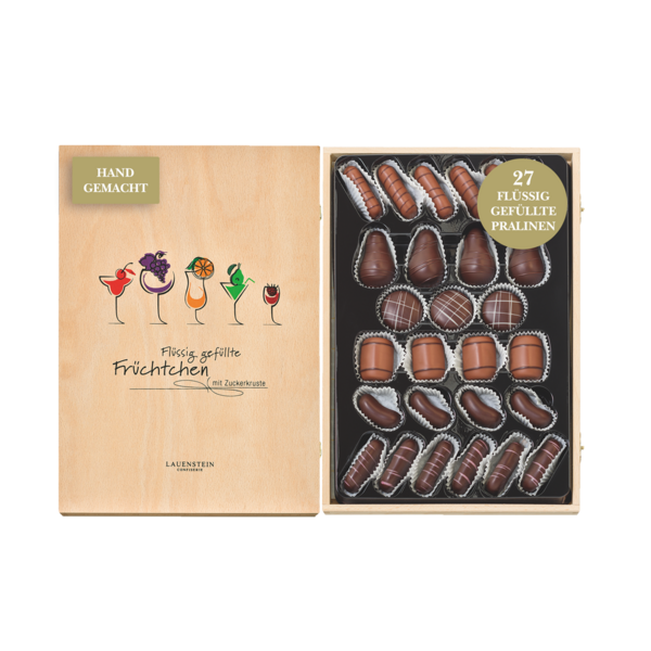 Geöffnetes Lauensteiner Holzkästchen mit Cocktail-Grafiken und 27 Alkohol-Pralinen in fünf Formen