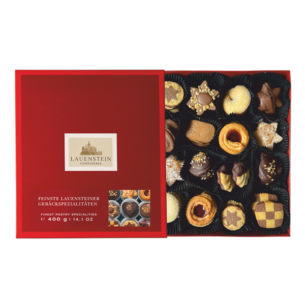 Rote, geöffnete Verpackung von Lauenstein Confiserie mit feinsten Gebäckspezialitäten