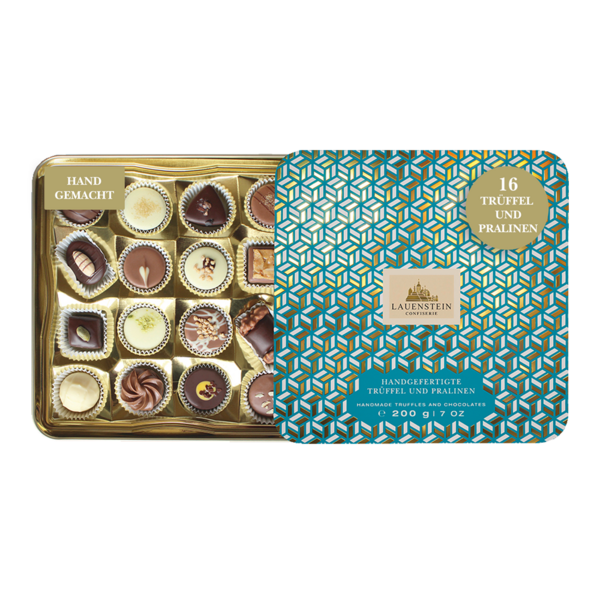 1Geöffnete Lauenstein Pralinenschachtel mit 16 Pralinen neben gemustertem blau-goldenen Deckel