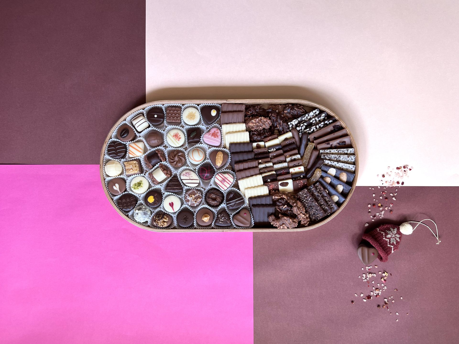 Lauensteiner Gugelhupf-Pralinen auf Schieferplatte mit einem Cappuccino serviert