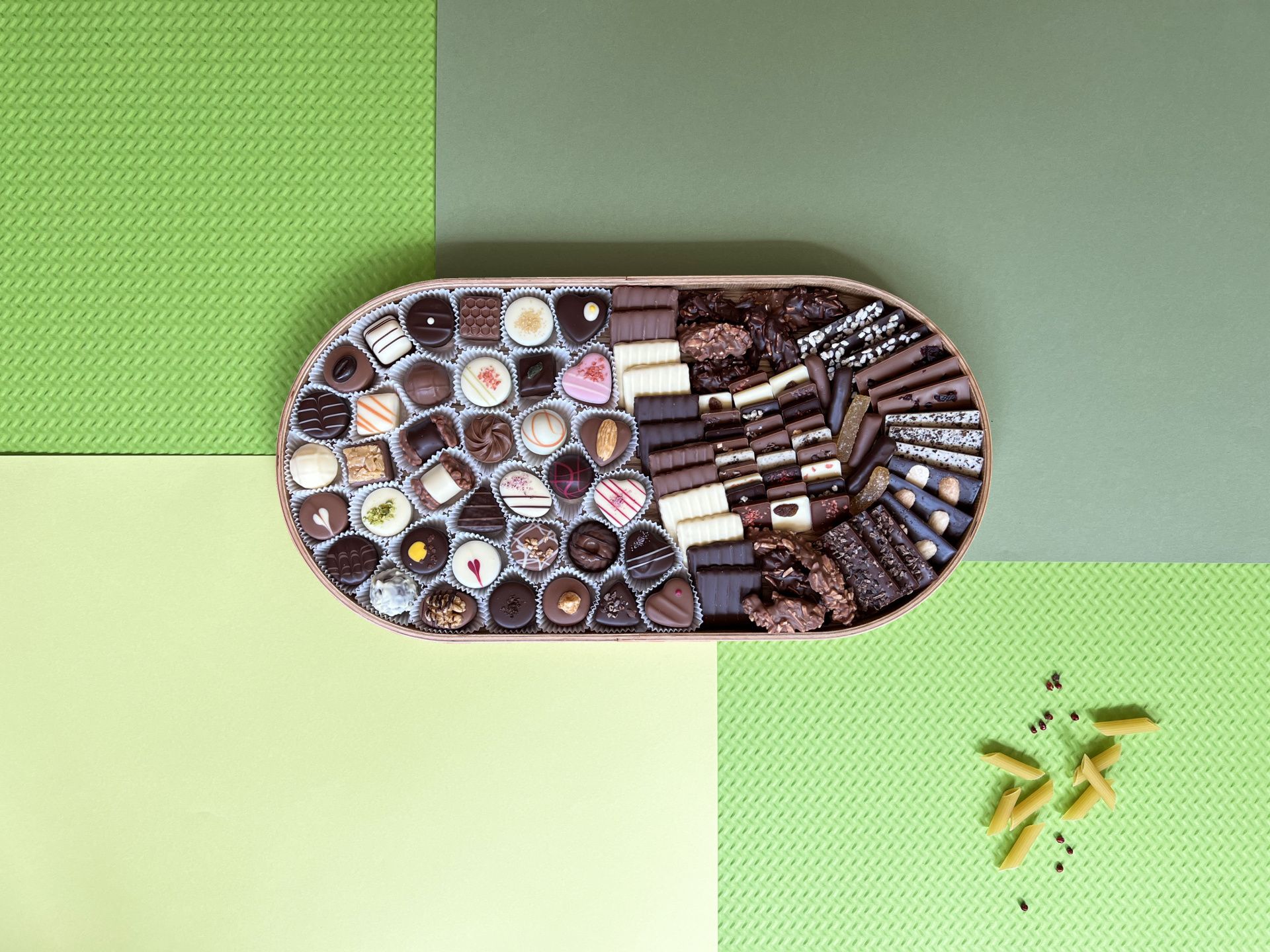 Lauensteiner Gugelhupf-Pralinen auf Schieferplatte mit einem Cappuccino serviert