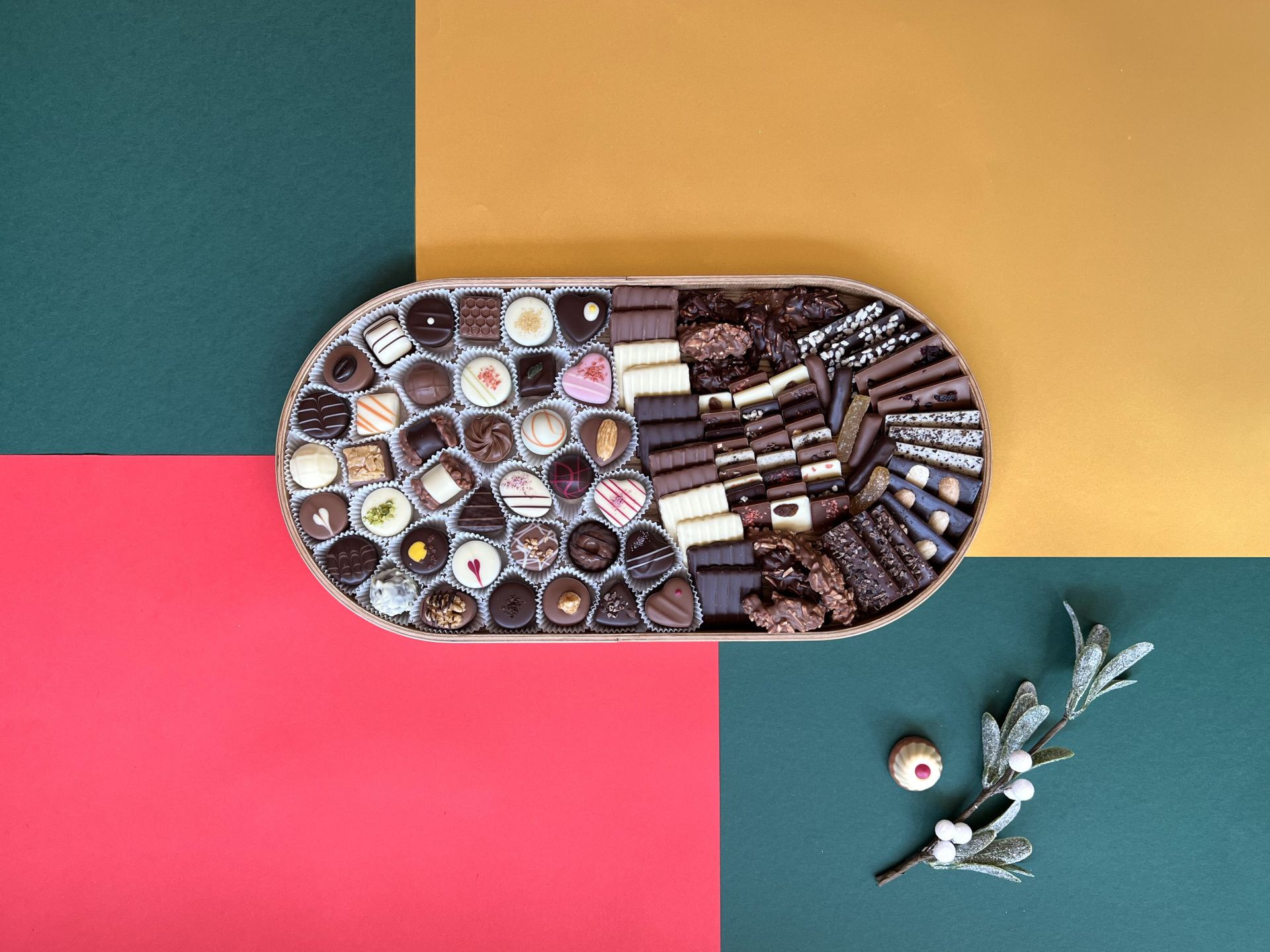 Lauensteiner Gugelhupf-Pralinen auf Schieferplatte mit einem Cappuccino serviert