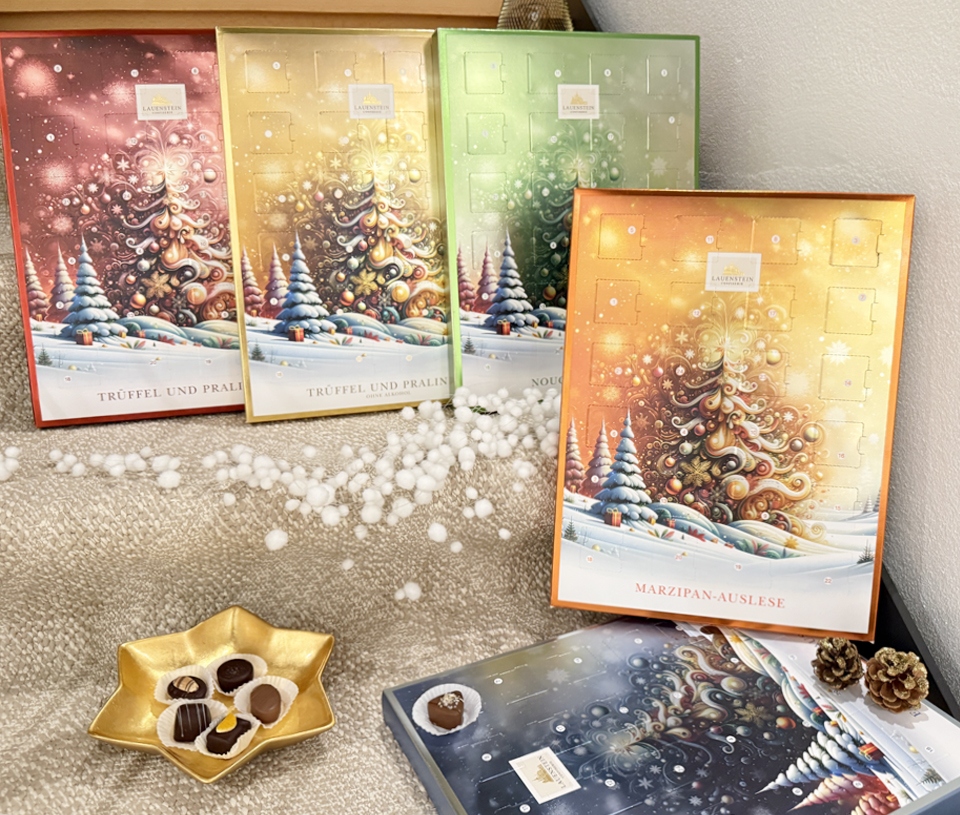 Roter Lauenstein Adventskalender auf weihnachtlichem Hintergrund