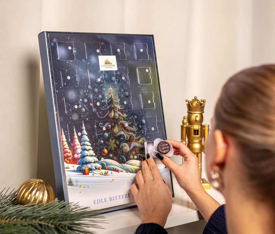 Roter Lauenstein Adventskalender auf weihnachtlichem Hintergrund