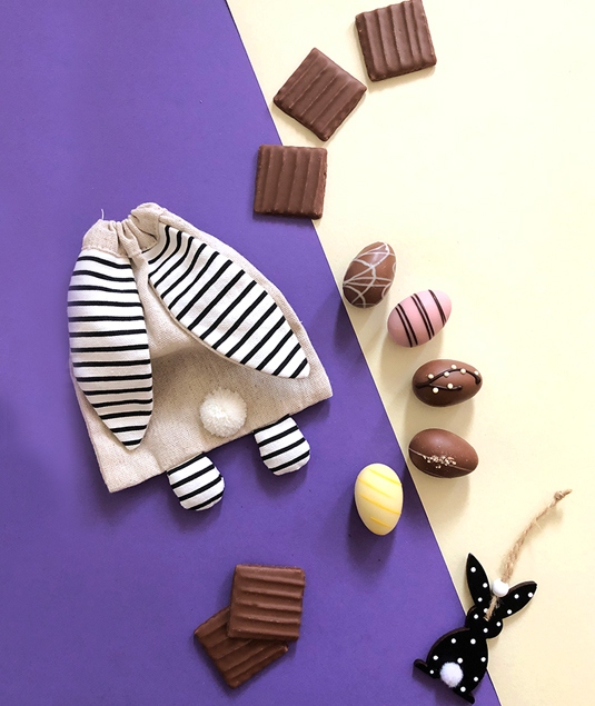 Stimmungsvoll verpackte Weihnachtsgeschenke vor leuchtendem Christbaum