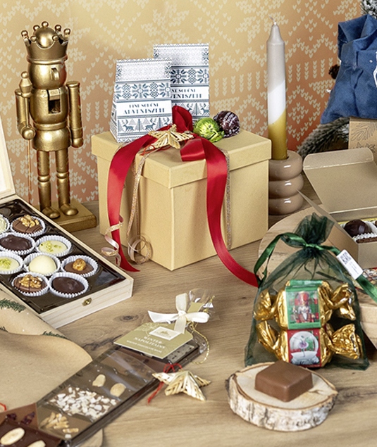 Stimmungsvoll verpackte Weihnachtsgeschenke vor leuchtendem Christbaum