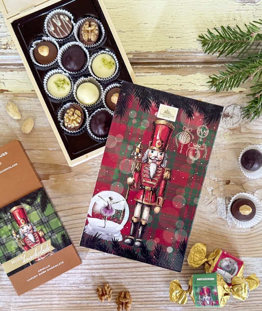 Weihnachtlich dekorierter Tisch mit Pralinen gedeckt