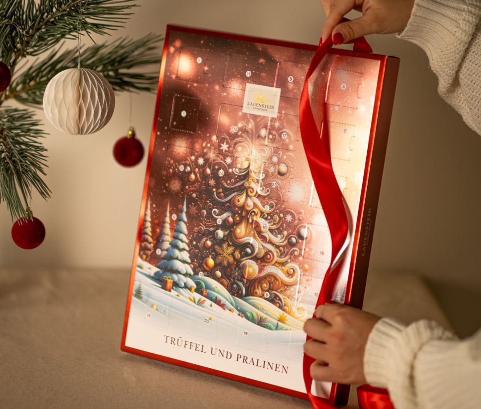 Roter Lauenstein Adventskalender auf weihnachtlichem Hintergrund