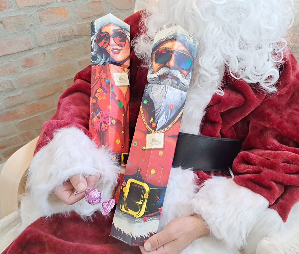Roter Lauenstein Adventskalender auf weihnachtlichem Hintergrund