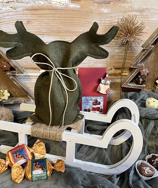 Weihnachtlich dekorierter Tisch mit Pralinen gedeckt