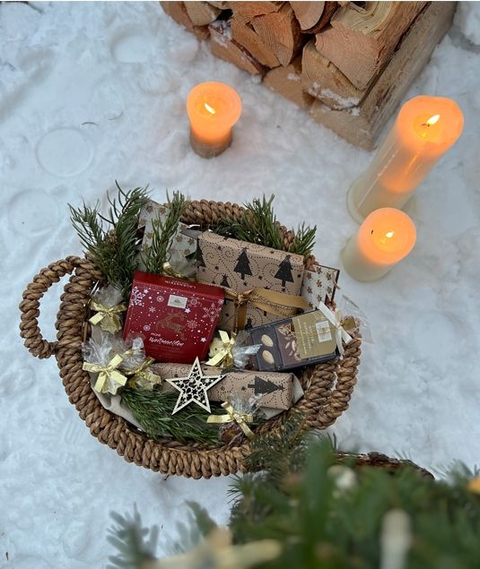 Stimmungsvoll verpackte Weihnachtsgeschenke vor leuchtendem Christbaum
