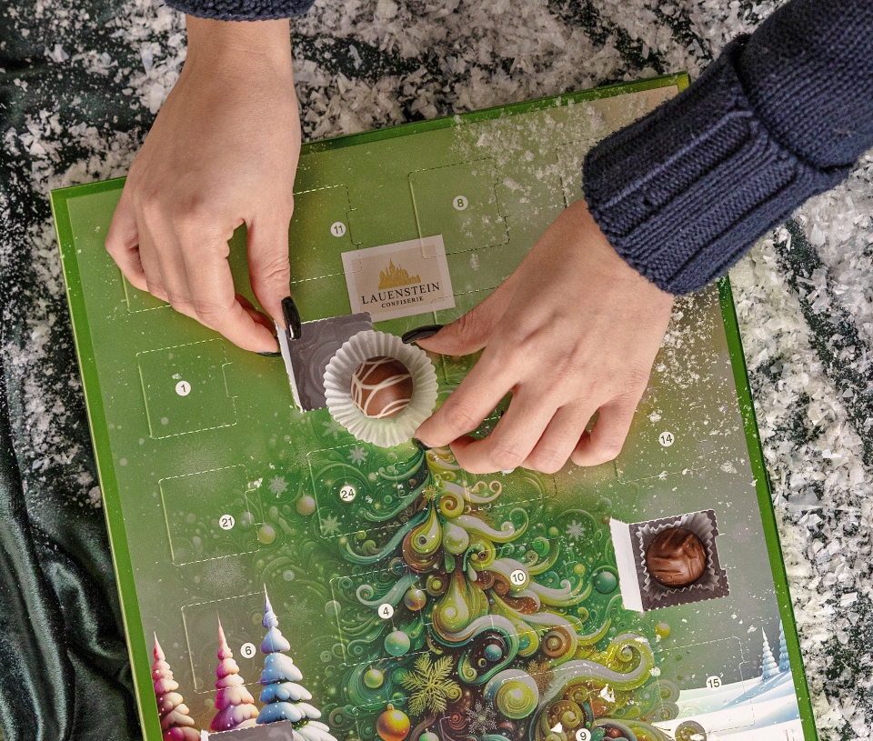 Roter Lauenstein Adventskalender auf weihnachtlichem Hintergrund