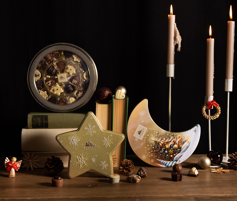 Roter Lauenstein Adventskalender auf weihnachtlichem Hintergrund