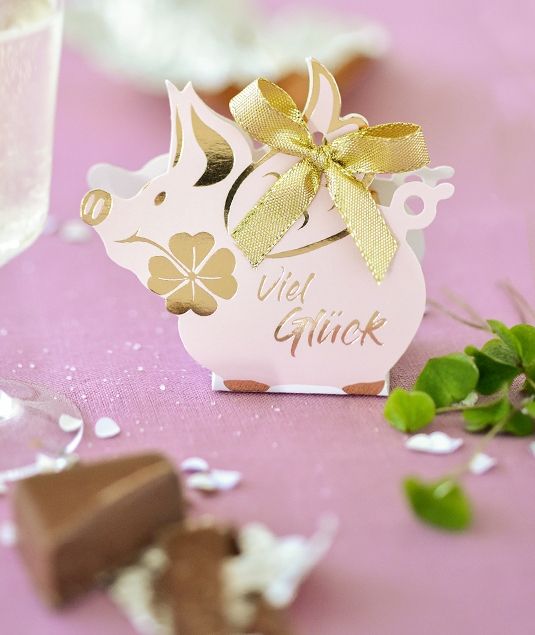 Stimmungsvoll verpackte Weihnachtsgeschenke vor leuchtendem Christbaum