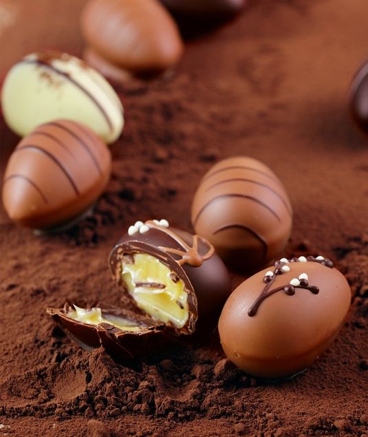 Boden mit Kakaobohnen bedeckt, leere Fläche in der Mitte in Form eines Gutscheins