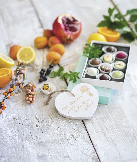 Lauenstein Pralinenbox, in die gerade eine Praline gelegt wird