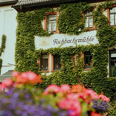 Außenansicht der Fischbachsmühle in Ludwigsstadt
