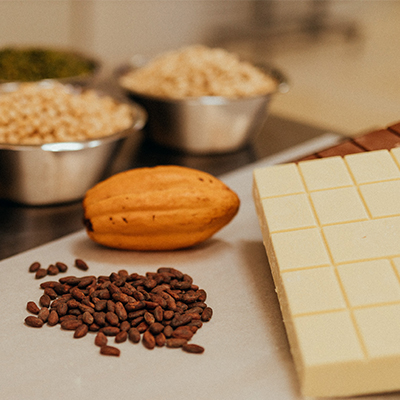 Verschiedene Zutaten für die Kreation von Pralinen und Schokoladen