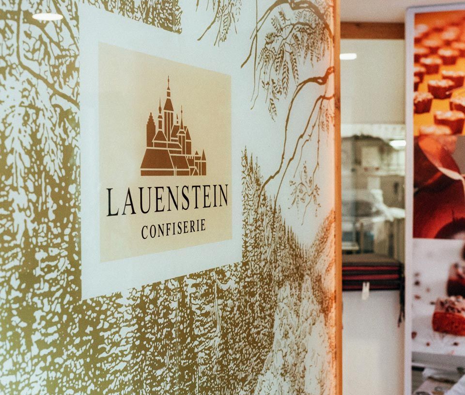 Lauenstein Logo auf Wand im Eingang zur gläsernen Manufaktur
