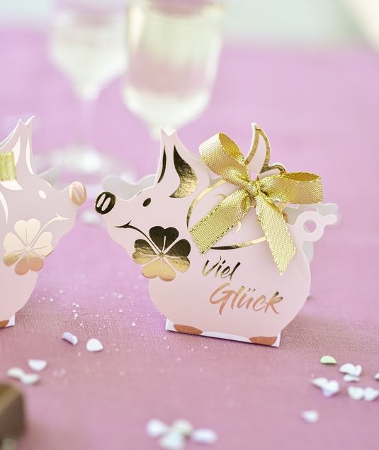 Weihnachtlich dekorierter Tisch mit Pralinen gedeckt