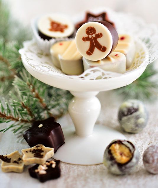 Weihnachtlich dekorierter Tisch mit Pralinen gedeckt