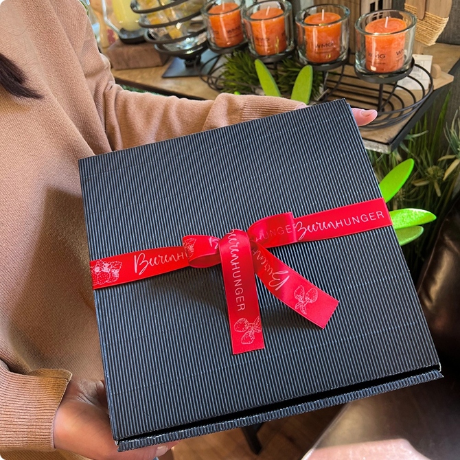 Genussbox mit rotem Geschenkband