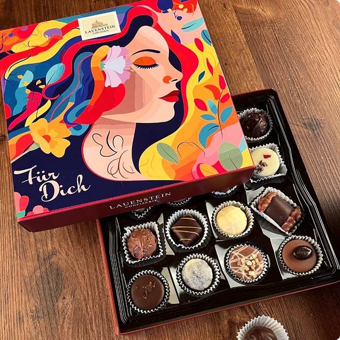 Geöffnete Pralinenbox mit verschiedenen Pralinen