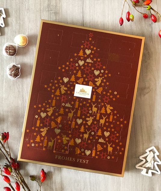 Stimmungsvoll verpackte Weihnachtsgeschenke vor leuchtendem Christbaum